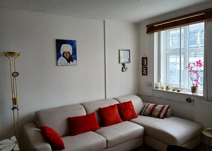 Sunny And Spacious Flat In Nw3